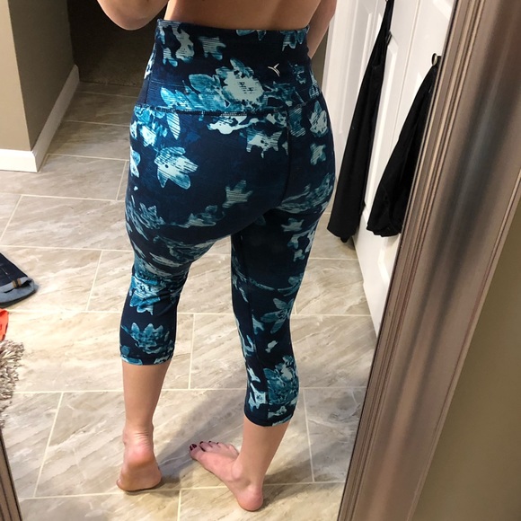 Old Navy Cropped Blue Floral Print Active Leggings - Picture 5 of 5